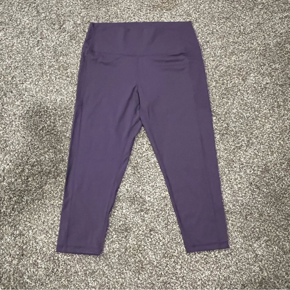 Zyia Active Crop LightnTight Hi-Rise legging Capri purple plum athletic yoga EUC